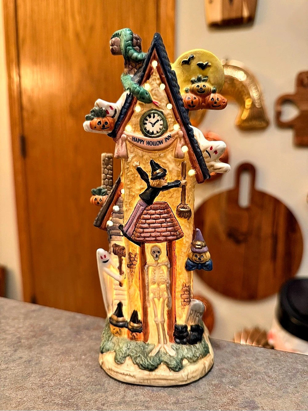 Vintage ceramic Rowdy Rogues Gallery Lighted Halloween Town Village lamp